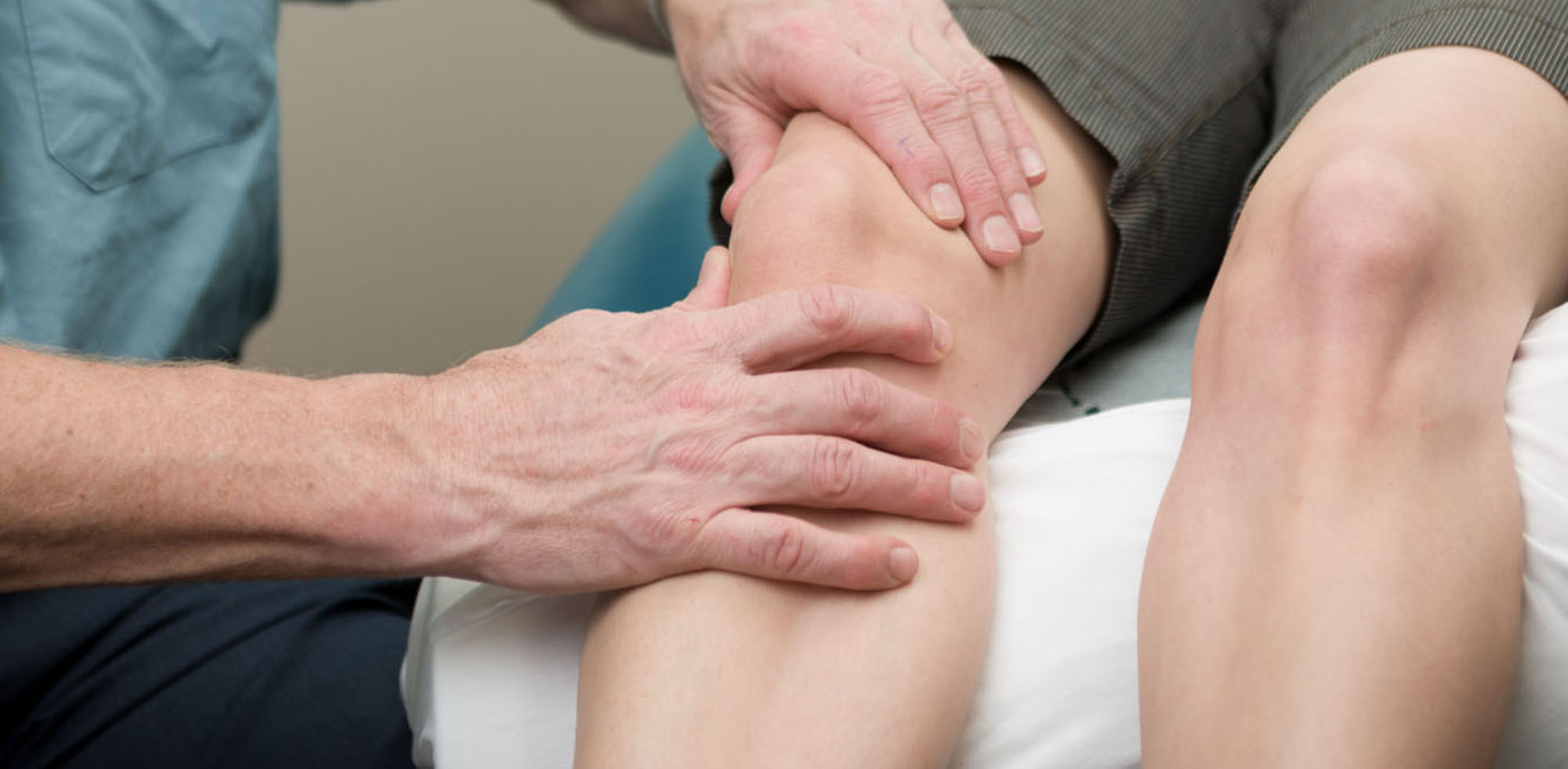 Заболевания с болью в коленных суставах. Остеоартроз травматология. Остеоартроз пальпация перкуссия. Пальпация коленного сустава.